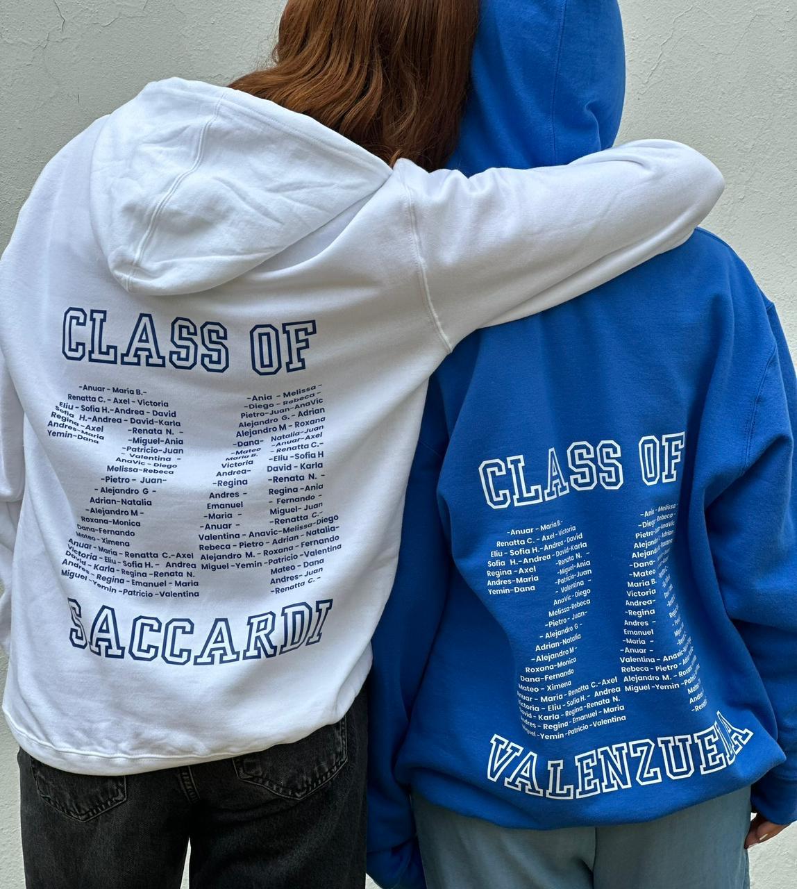 Amigos universitarios con sudaderas color crema