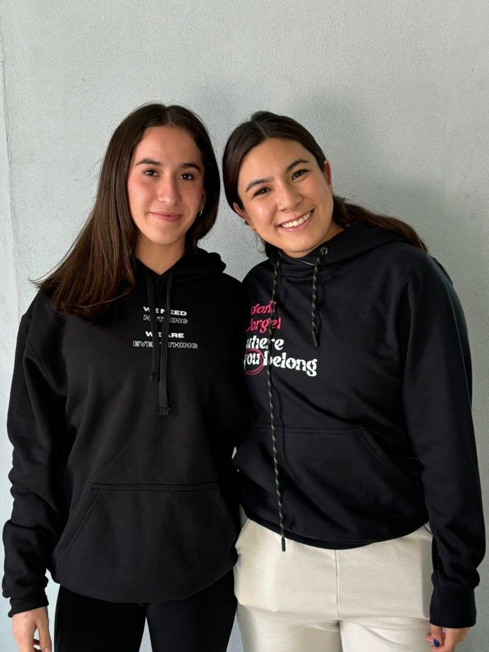 Amigas con tote bags personalizadas al atardecer